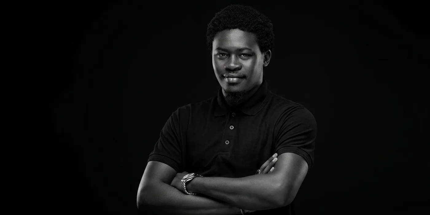 Portrait de Mamour, directeur de création graphique de SIX1 CREATIVE, sur fond sombre