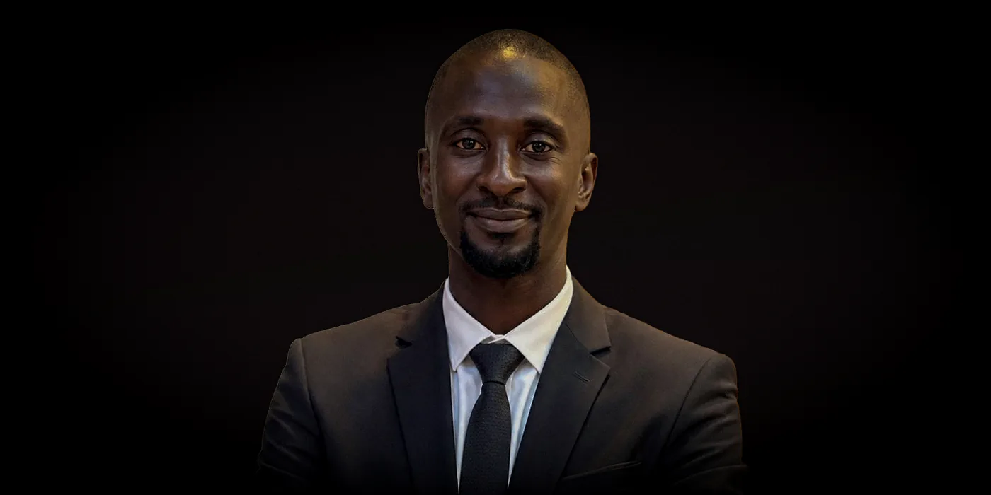 Portrait de Papis, stratège de contenu de SIX1 CREATIVE, sur fond sombre